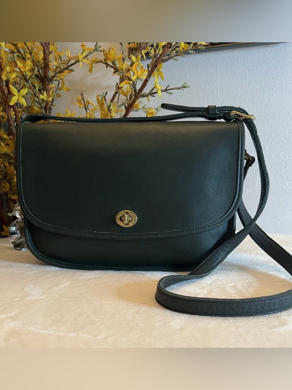 🩷 Vintage Coach City Bag 9790
Legacy Bottle Green leather excellent condition 💚